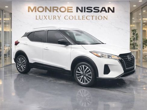 Certified 2023 Nissan Kicks SV image 1