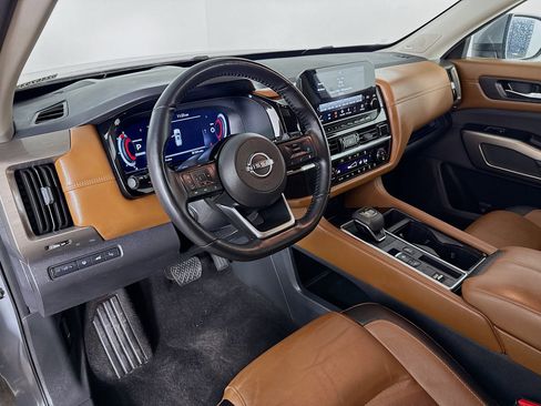 Used 2024 Nissan Pathfinder Platinum image 8