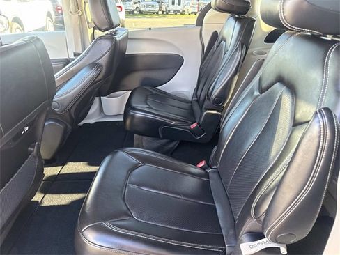 Used 2023 Chrysler Pacifica Touring-L image 22