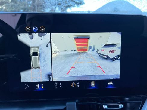 Used 2025 Chevrolet Equinox LT w/ Convenience Package II image 17