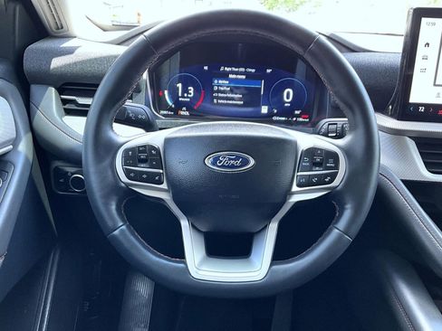 Used 2025 Ford Explorer Active AWD/4WD image 12
