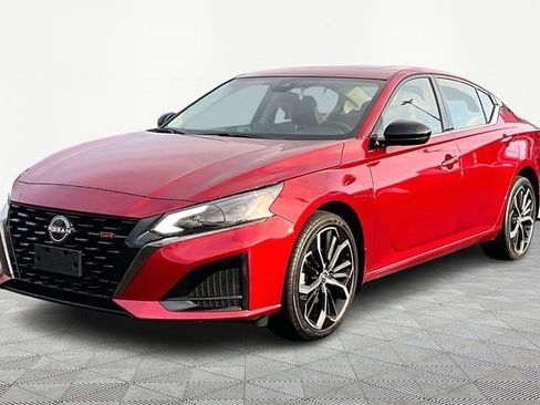 Used 2023 Nissan Altima 2.5 SR w/ SR Premium Package image 3