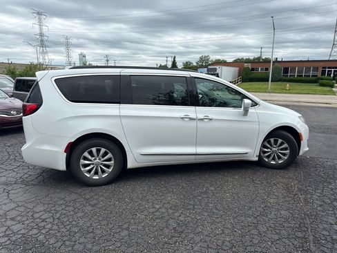 Used 2017 Chrysler Pacifica Touring-L FWD image 7