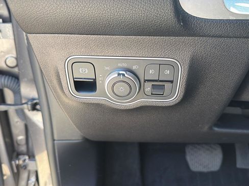 Used 2023 Mercedes-Benz GLB 250 4MATIC w/ Premium Package image 13