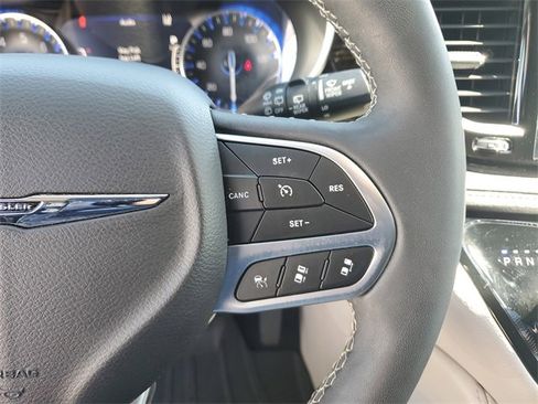 Used 2023 Chrysler Pacifica Limited image 26