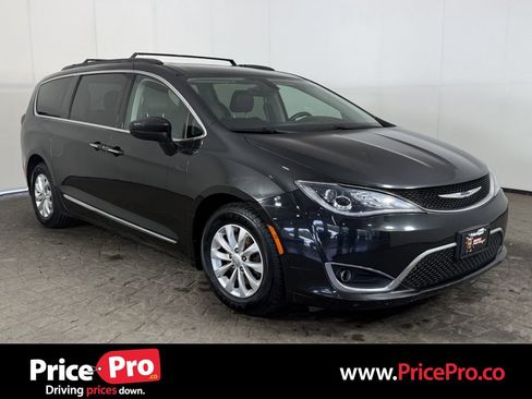 Used 2017 Chrysler Pacifica Touring-L FWD image 1