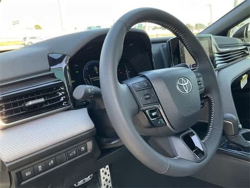 Used 2025 Toyota Camry SE image 10