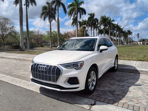 Used 2023 Audi Q3 2.0T Premium w/ Convenience Package image 2