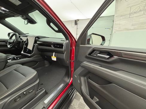 New 2025 GMC Yukon XL Elevation w/ LPO, Yukon Black Package image 38