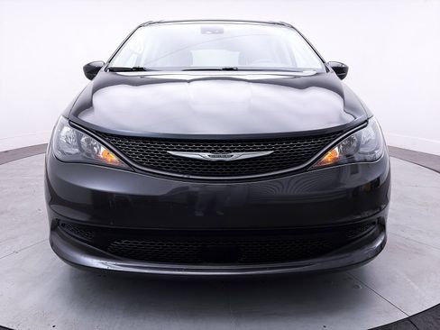 Used 2023 Chrysler Voyager LX image 9