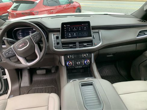 Used 2023 GMC Yukon SLT w/ SLT Luxury Package image 11