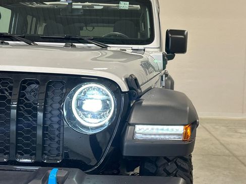 Used 2023 Jeep Wrangler Unlimited w/ Sun & Screen Package AWD/4WD image 10