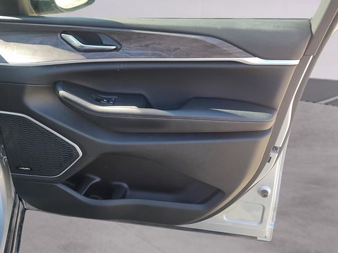 Used 2022 Jeep Grand Cherokee Limited w/ Luxury Tech Group II image 17