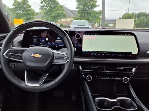 Used 2025 Chevrolet Traverse High Country image 8