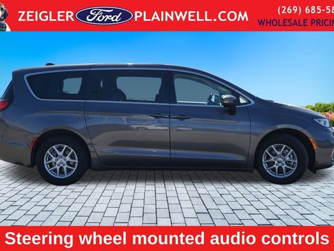 Used 2023 Chrysler Pacifica Touring-L FWD image 6