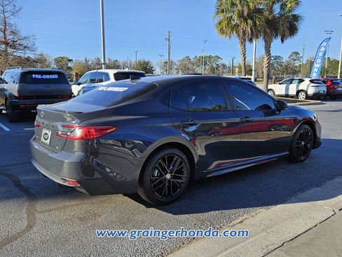 Used 2025 Toyota Camry SE image 5