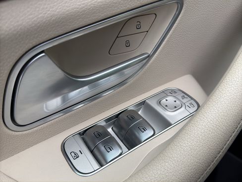 Used 2025 Mercedes-Benz GLS 450 4MATIC image 11