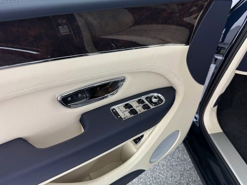 New 2025 Bentley Bentayga image 13