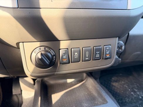 Used 2019 Nissan Frontier PRO-4X image 18