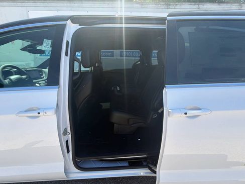 New 2027 Chrysler Pacifica Select FWD image 32
