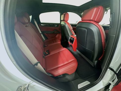 Certified 2023 Porsche Cayenne Platinum Edition image 28