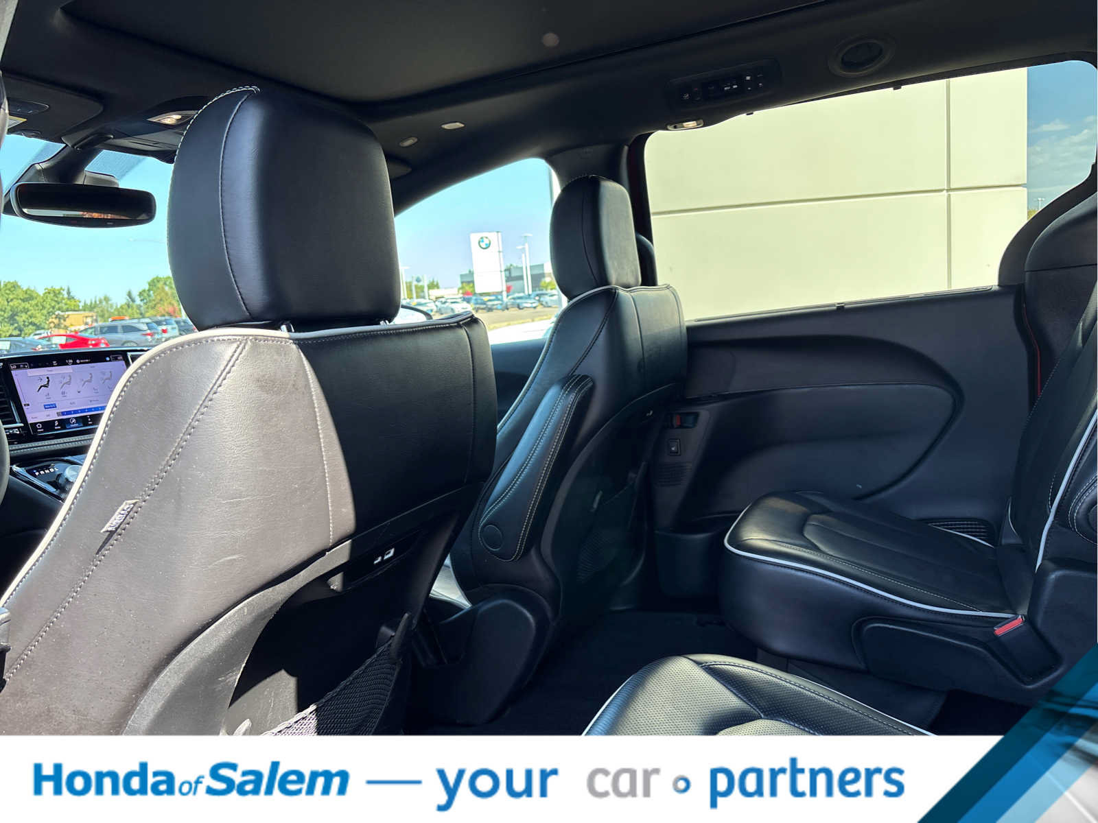 Used 2025 Chrysler Pacifica Limited FWD image 12