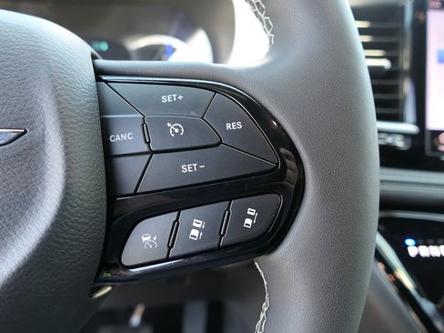 Used 2024 Chrysler Pacifica Premium FWD image 13
