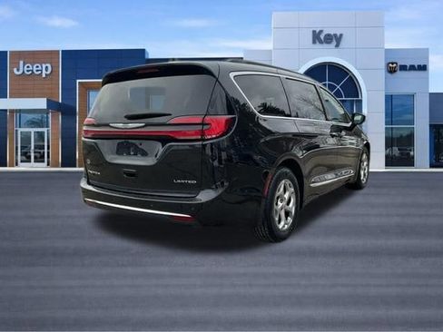Used 2023 Chrysler Pacifica Limited image 7