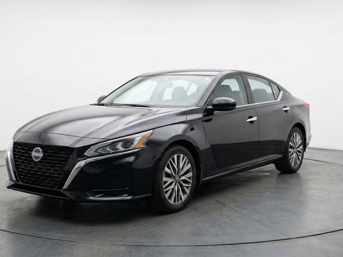 Used 2025 Nissan Altima 2.5 SV image 3