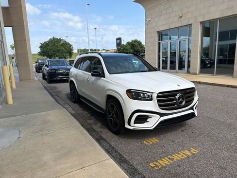 Used 2025 Mercedes-Benz GLS 450 4MATIC image 3