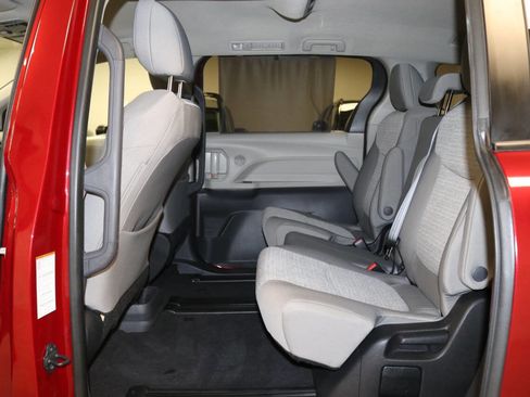 Used 2022 Toyota Sienna LE FWD image 14