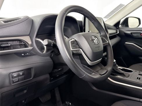 Certified 2025 Toyota Highlander LE FWD image 4