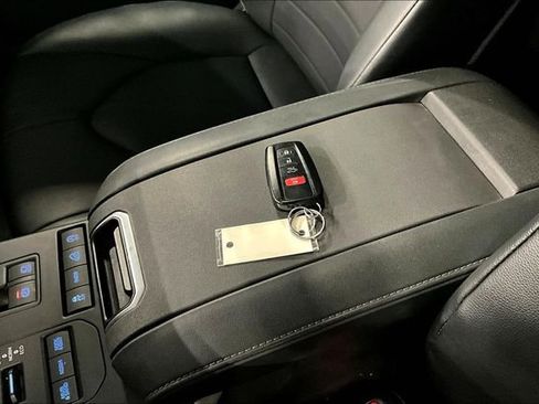 Used 2021 Toyota Highlander XLE AWD/4WD image 36