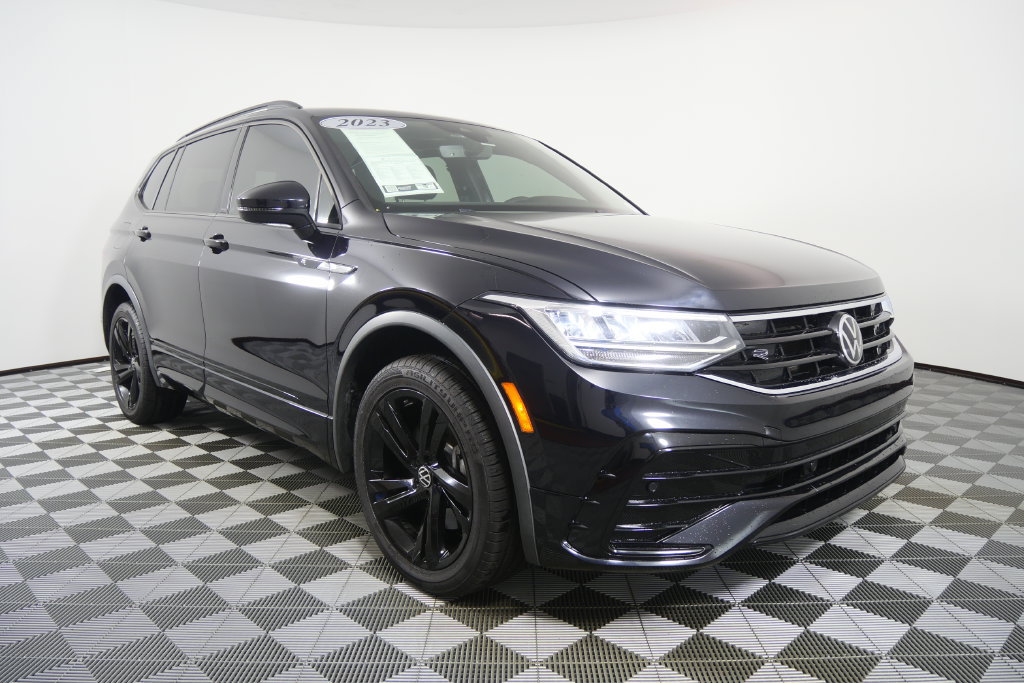 Used 2023 Volkswagen Tiguan SE R-Line FWD image 2