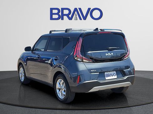 Used 2023 Kia Soul LX w/ LX Technology Package FWD image 3