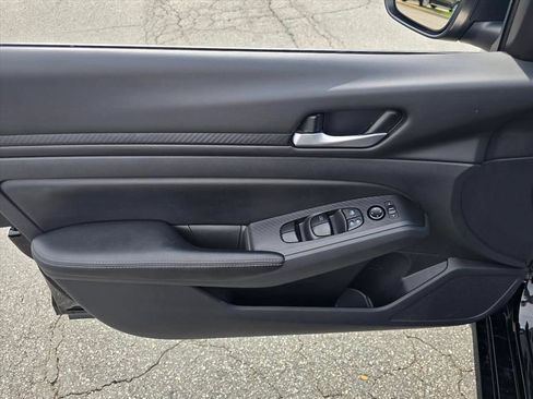 Used 2025 Nissan Altima 2.5 SV FWD image 9
