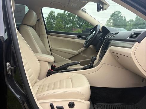 Used 2017 Volkswagen Passat 1.8T SEL Premium FWD image 11