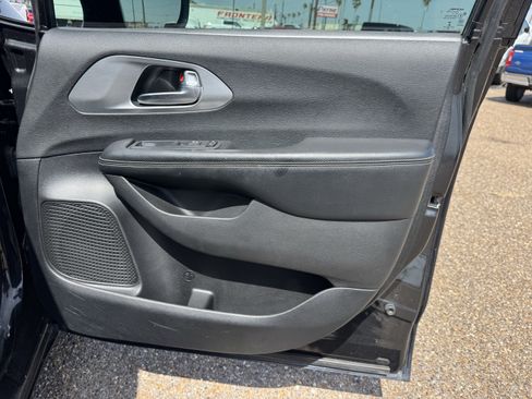 Used 2019 Chrysler Pacifica Touring-L w/ S Appearance Package FWD image 33