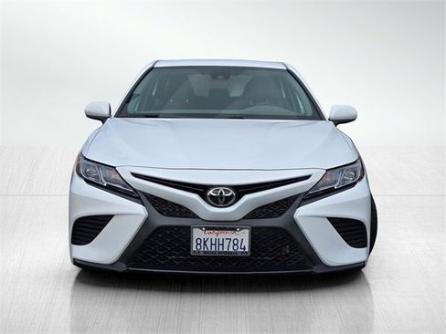 Used 2019 Toyota Camry SE image 2