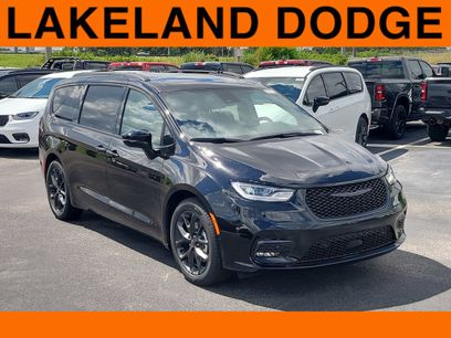 New 2026 Chrysler Pacifica Limited w/ S Appearance Package