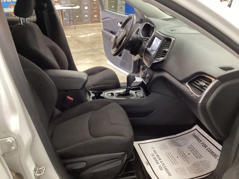 Used 2021 Jeep Cherokee Latitude FWD image 29