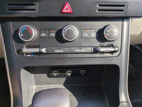 Used 2023 Kia Carnival LX FWD image 20
