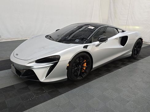 Used 2023 McLaren Artura RWD image 1