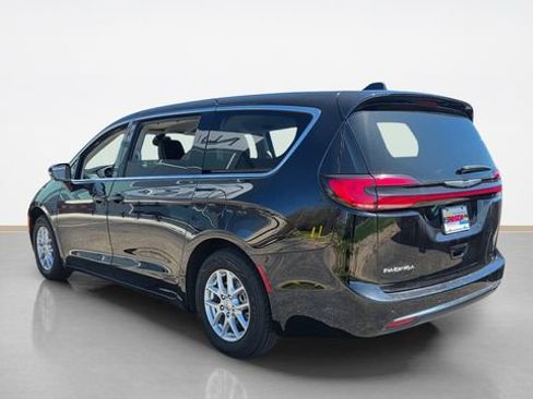 Used 2024 Chrysler Pacifica Touring-L FWD image 4