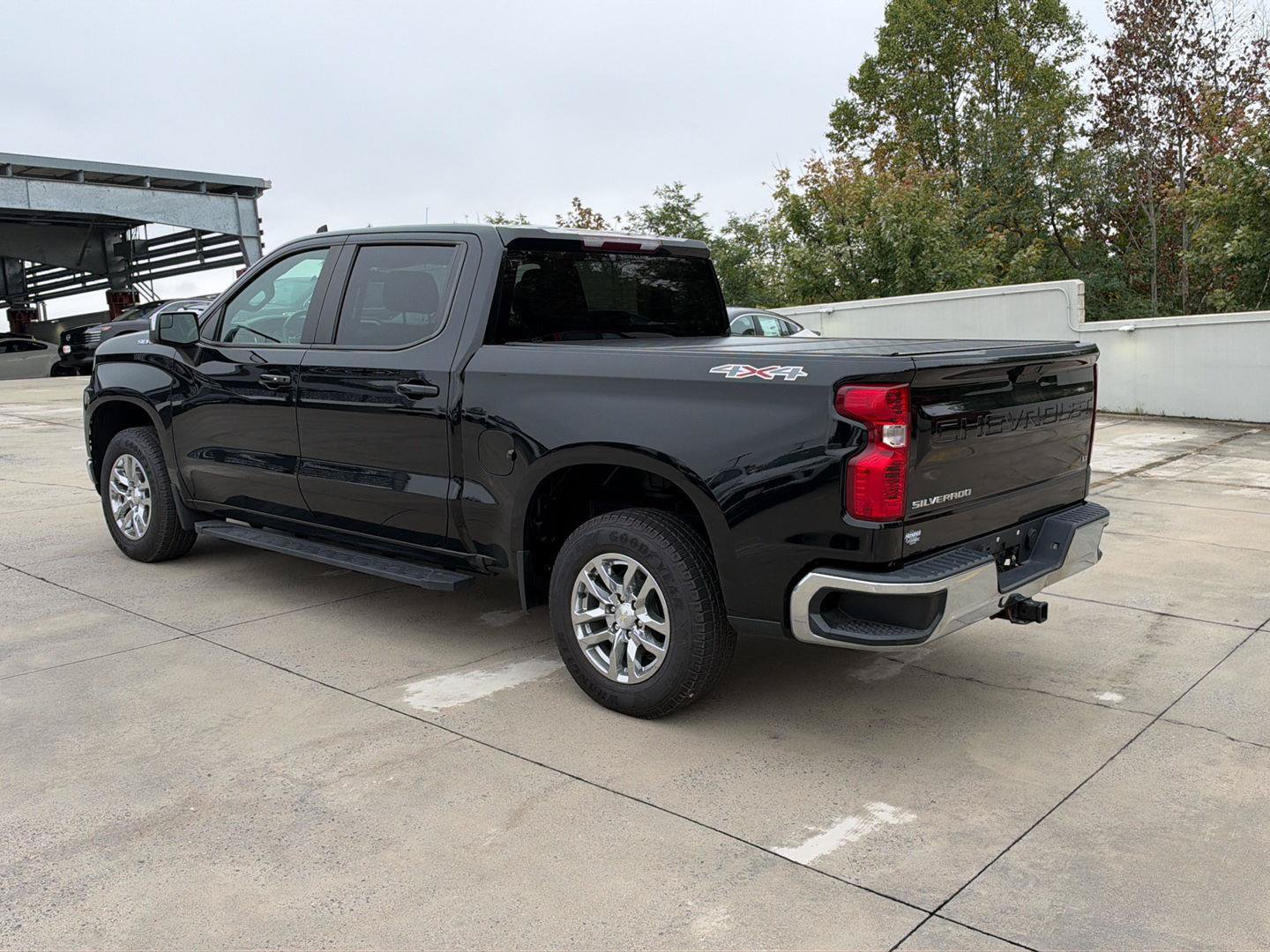 Used 2021 Chevrolet Silverado 1500 LT AWD/4WD image 3