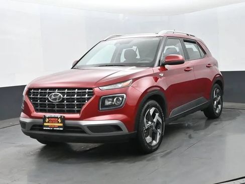 Used 2025 Hyundai Venue SEL FWD image 1