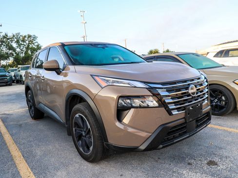 Used 2025 Nissan Rogue SV FWD image 6