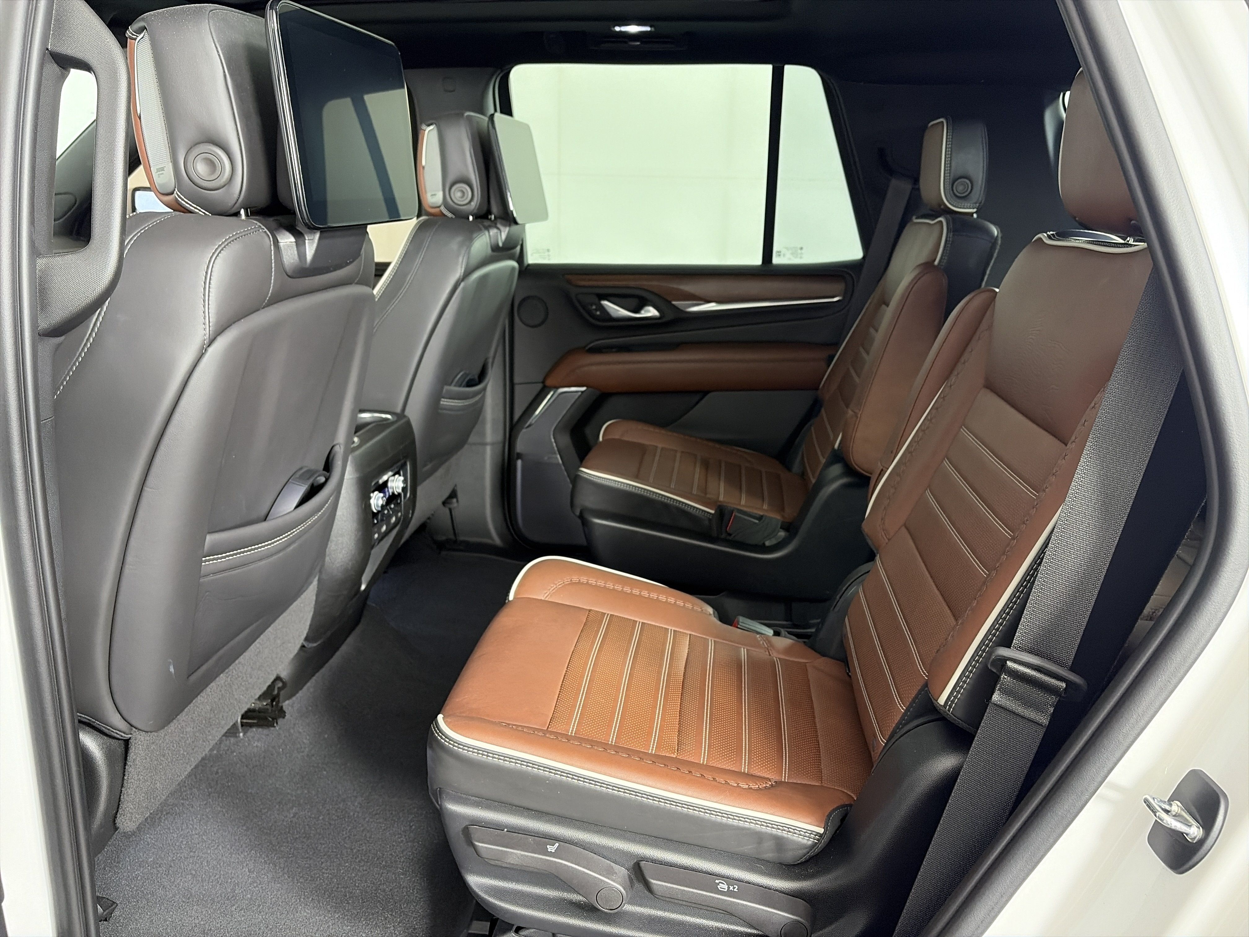 Used 2023 GMC Yukon Denali Ultimate AWD/4WD image 7