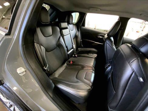 Used 2019 Jeep Cherokee Latitude Plus w/ Cold Weather Group image 18