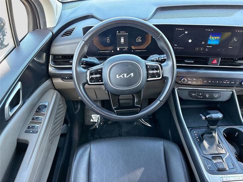 Used 2025 Kia Carnival image 22